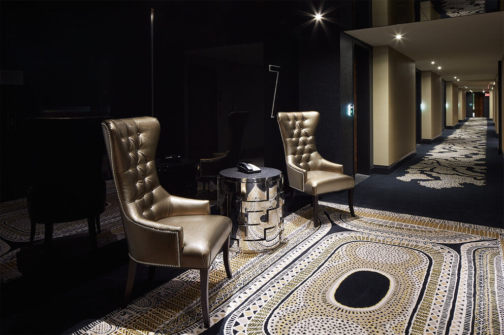 Corridor avec deux chaises et une table