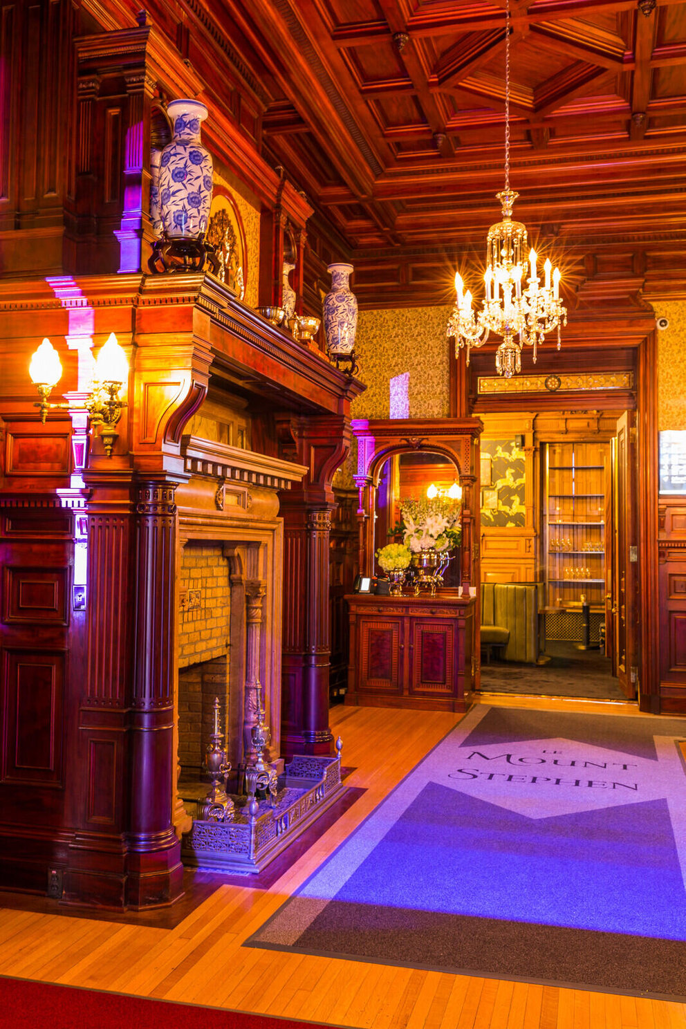 Le Mount Stephen-Entrée du bâtiment historique avec foyer