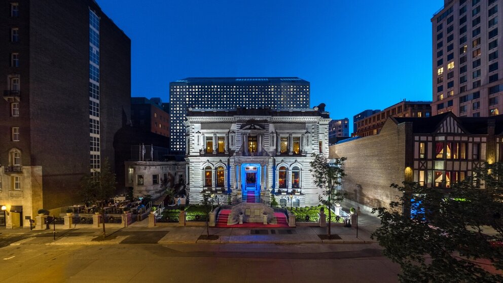 Le Mount Stephen-Extériuer de la batisse le soir