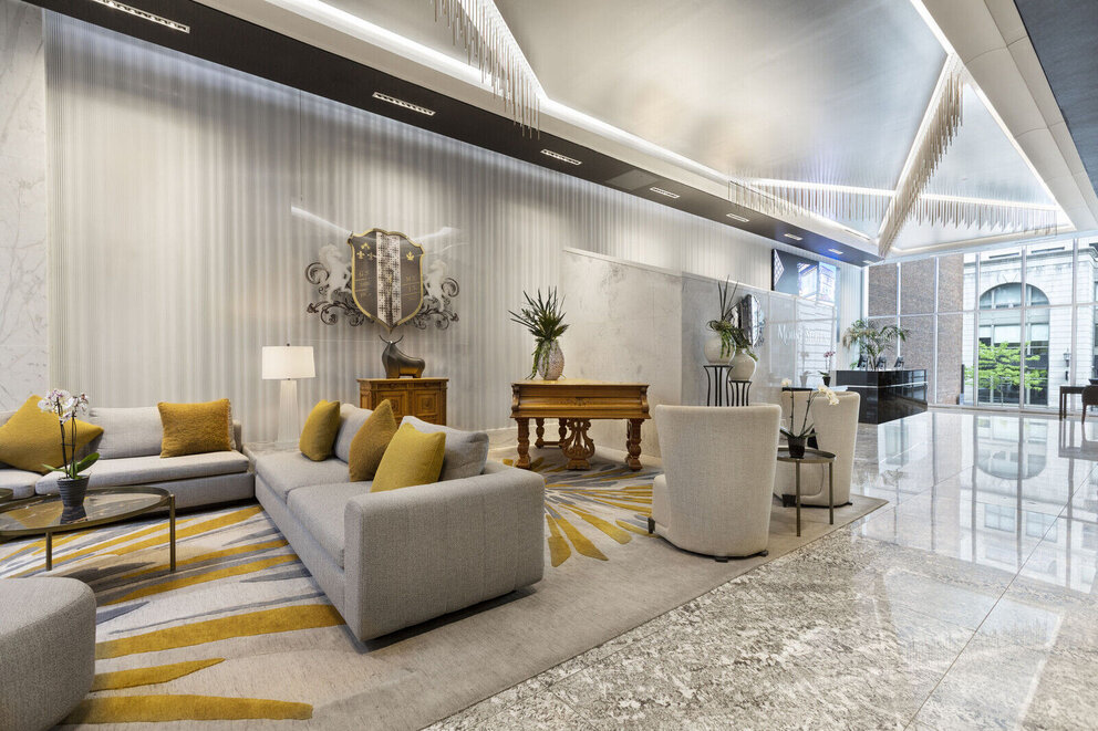 Lobby d-hotel. Plusieurs chaises et tables