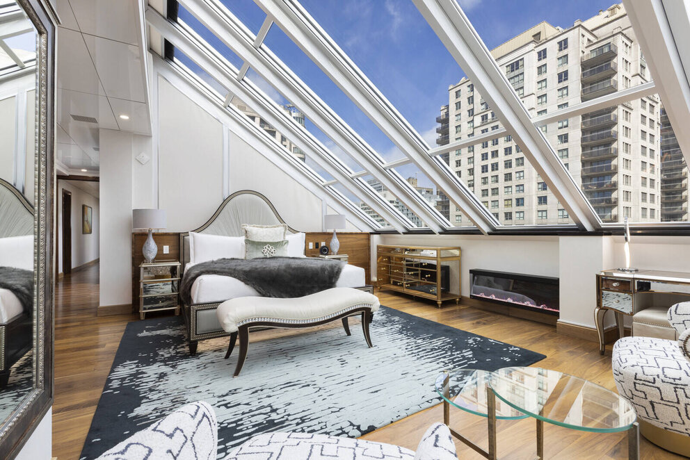 Suite Penthouse chambre de maitre avec lit king et plafond vitré