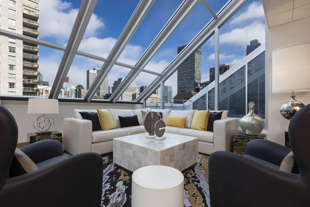 Entrée salon de la Suite Penthouse avec divan et chaises