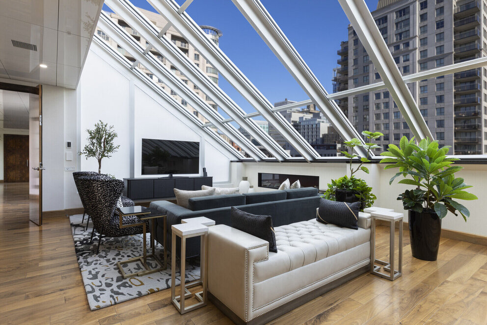 Suite Penthouse, salon avec divan et télévision