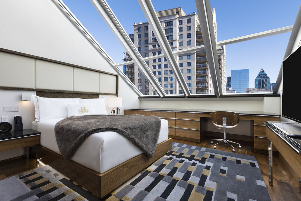 Suite Penthouse Chambre avec un lit queen et plafond vitrée