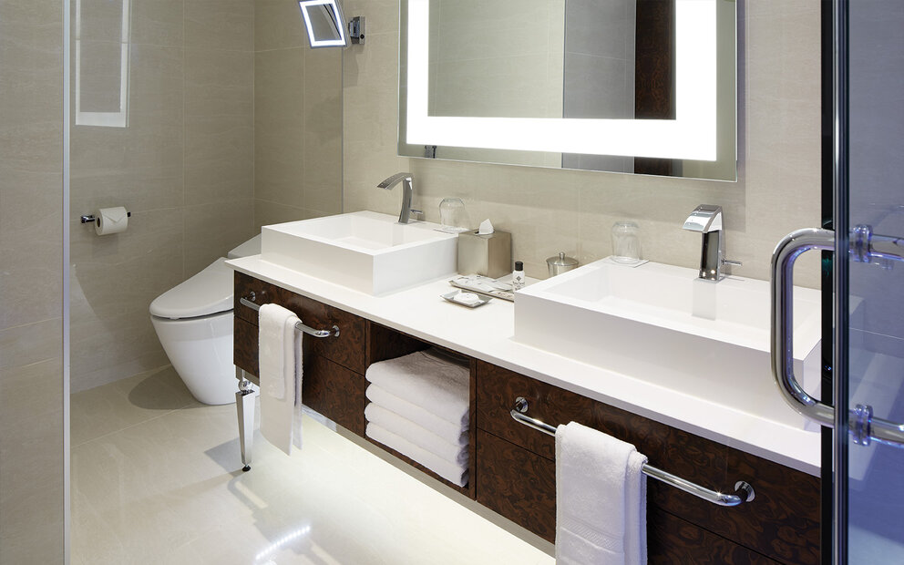 Salle de bain avec deux lavabos