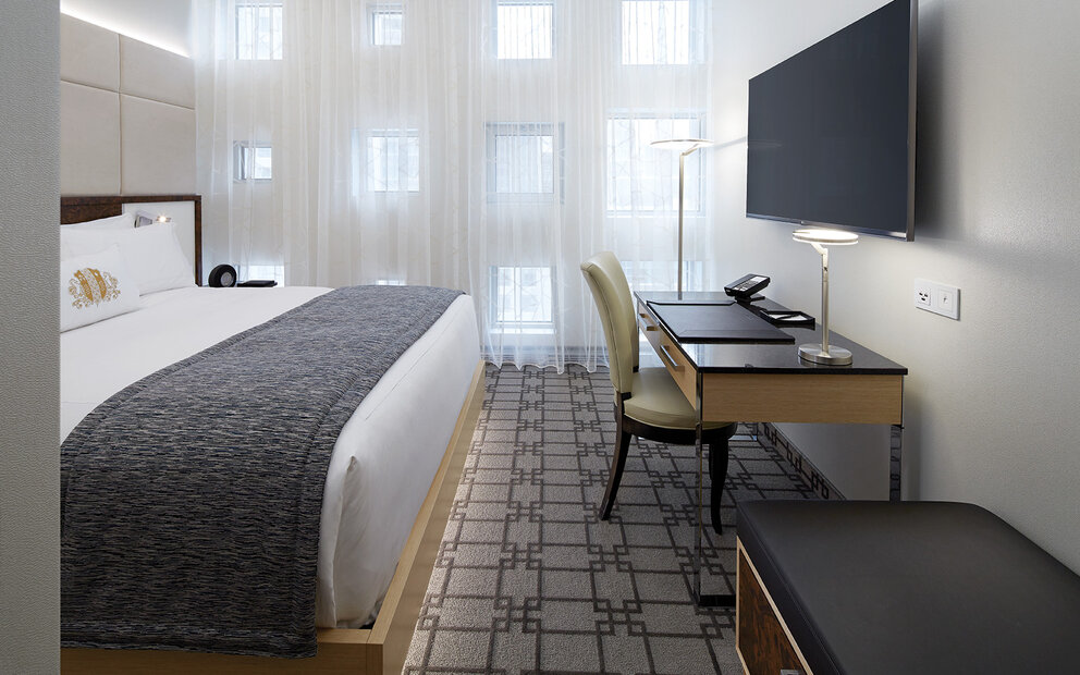 Chambre deluxe avec un lit king, bureau, télévision