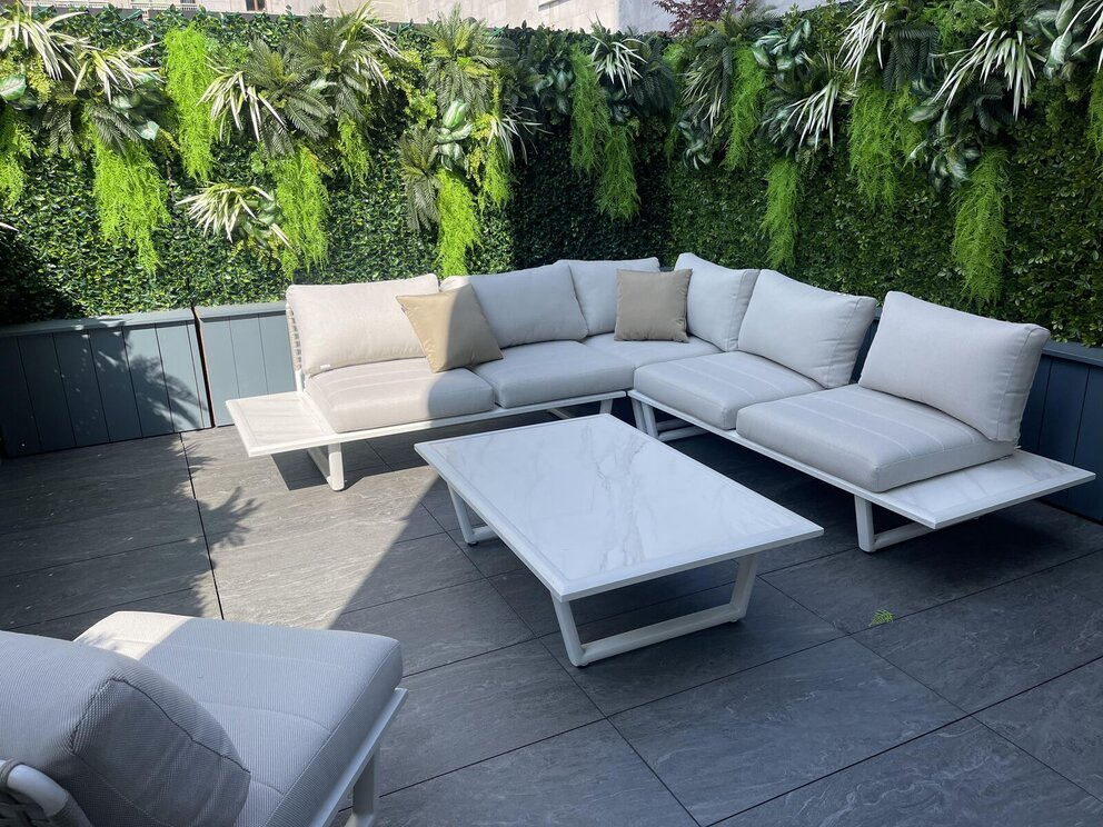 Terrasse extérieur avec divan et une table